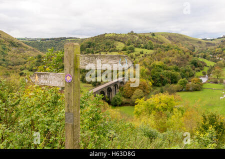 Blick hinunter auf dem Viadukt bei Monsal Kopf in Derbyshire Peak District, Großbritannien, vorbei an dem Wanderweg Richtung Wegweiser. Stockfoto