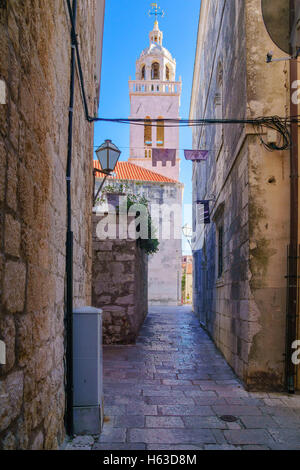 Turm der Kathedrale und eine Gasse in der alten Stadt Korcula in Dalmatien, Kroatien Stockfoto