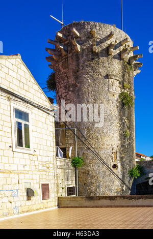 Der kleine Gouverneur Tower oder Lombardo Tower (Mala Knezeva Kula) in der Altstadt von Korcula, Kroatien Stockfoto