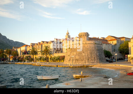 Sonnenuntergang-Szene in der Altstadt (Westseite), mit Mauern, Häuser, Boote, in Korcula, Kroatien Stockfoto