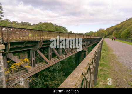 Wanderer auf einem der alten Twin-Eisenbahnbrücken bei Millers Dale, Derbyshire, UK, ein Teil der Freizeit Monsal Strecke. Stockfoto