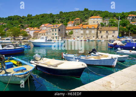 Blick auf den Fischerhafen, in dem Dorf Ausläufer, Insel Sipan, eines der Elafiti Inseln, Kroatien Stockfoto