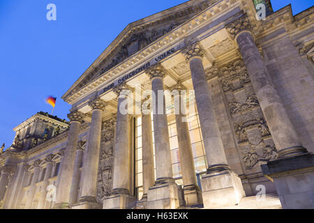 Berühmte Reichstagsgebäude, Sitz des Deutschen Bundestages, Bezirk Berlin-Mitte, Deutschland. Stockfoto