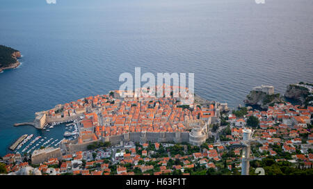 Blick auf den Sonnenuntergang über der Altstadt von Dubrovnik von oben, in Dalmatien, Kroatien Stockfoto