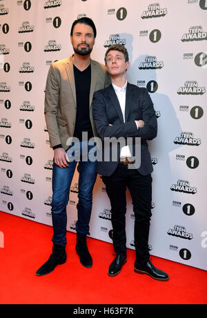 Rylan Clark Neal (links) und Matt Edmondson Teilnahme an BBC Radio 1 Teen Awards auf der SSE Wembley Arena in London statt. PA-Geschichte-SHOWBIZ-Teen zu sehen. Stockfoto