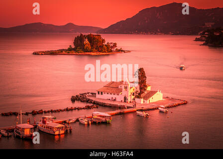 Maus-Insel, Korfu, Griechenland. Vlacherna Kloster auf der Kanoni-Halbinsel in Korfu. Foto bei Sonnenuntergang. Stockfoto