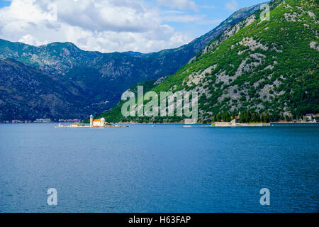 Blick auf die Bucht von Kotor mit der Inseln Our Lady of the Rocks und Saint George. Montenegro Stockfoto