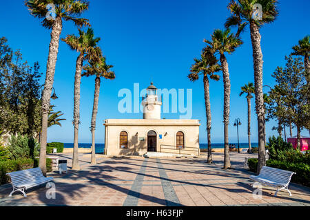 Blick auf Leuchtturm in Roquetas de Mar, Provinz Almeria, Andalusien, Spanien Stockfoto