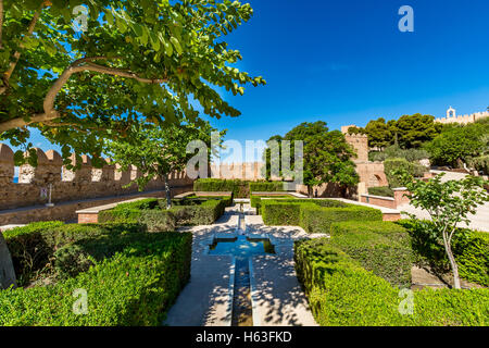Blick auf die wunderschönen Gärten in Almeria (Almería) Schloss (Alcazaba von Almeria), Spanien Stockfoto