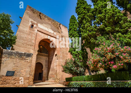 Blick auf das Tor der Justiz (Puerta De La Justicia), das beeindruckendste Tor zum Komplex der Alhambra, Granada, Spanien Stockfoto