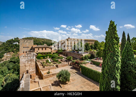 Blick auf die Nasridenpaläste (Palacios Nazaríes) und der Palast von Charles V in Alhambra, Granada an einem schönen Tag, Spanien Stockfoto