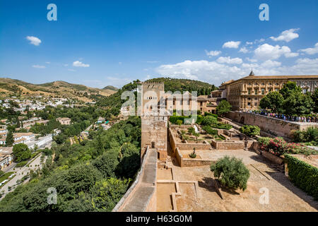 Blick auf die Nasridenpaläste (Palacios Nazaríes) und der Palast von Charles V in Alhambra, Granada an einem schönen Tag, Spanien Stockfoto