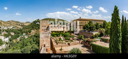 Blick auf die Nasridenpaläste (Palacios Nazaríes) und der Palast von Charles V in Alhambra, Granada an einem schönen Tag, Spanien Stockfoto