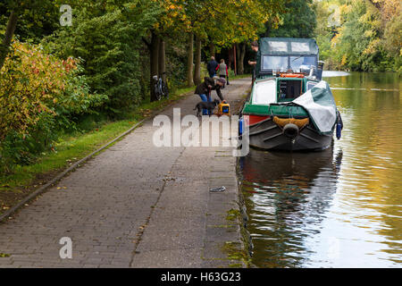 Frau, die mit dem Boot auf Nottingham Kanal. In Nottingham, England. Am 19. Oktober 2016. Stockfoto