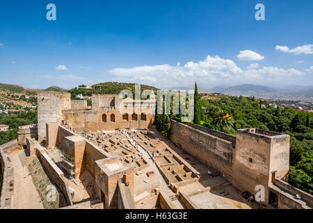 Blick auf die Alcazaba Alhambra in Granada an einem schönen Tag, Spanien Stockfoto