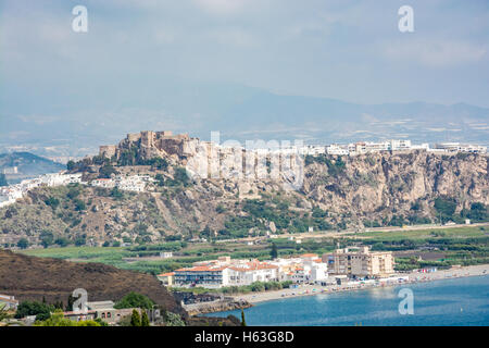 Blick auf die Burg von Salobrena (Castillo De Salobreña) auf einem Hügel und die Küste der Costa Tropical, Spanien Stockfoto