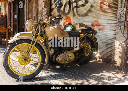 Altes Motorrad in den Straßen von Jaffa in Israel Stockfoto