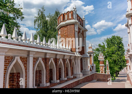 Dachte, verziert Brücke im Park Zarizyno in Moskau - 1 Stockfoto