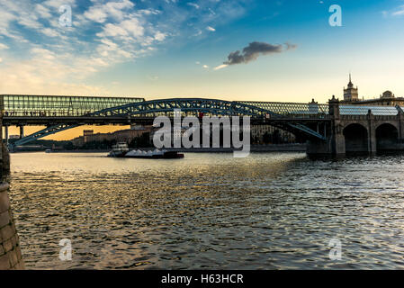 Brücke am Fluss Moscova in Moskau vom Gorki-Park aus gesehen Stockfoto