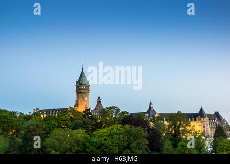 Blick auf das Gebäude der hohen Behörde der Europäischen Gemeinschaft für Kohle und Stahl in Luxemburg in der Nacht Stockfoto