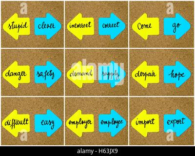 Foto-Collage Antonym Konzepte geschrieben am gelben und blauen Papiernoten gegenüber Pfeile auf Pinnwand mit Reißzwecken festgesteckt. Stockfoto