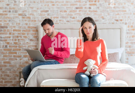 Angenehm düstere Frau mit Kopfschmerzen Stockfoto