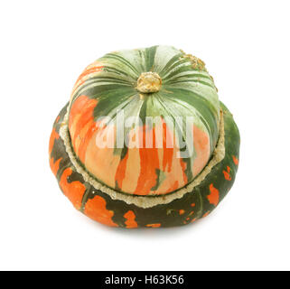 Ungewöhnliche orange und grün gestreiften Turban Squash, isoliert auf weißem Hintergrund Stockfoto