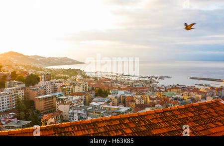 der Blick auf San Remo im Morgen Dunst, Italien Stockfoto