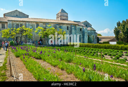 Der Blick auf mittelalterliche Kloster Saint-Paul de Mausole Stockfoto