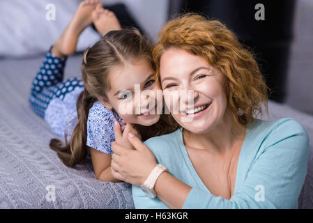 Lächelnd Spaß ihrer Großmutter Enkelin Stockfoto