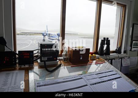 Tingwall Flughafen Shetland die Inselbewohner Ebenen verläuft, die Menschen zwischen den entfernten äußeren Inseln der Shetland Fähre Stockfoto