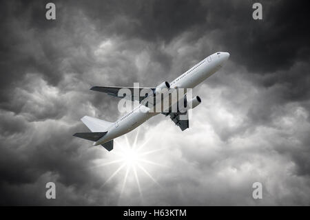 Flugzeug über die Sonne scheint von dunklen Wolken des Himmels Sturm Stockfoto