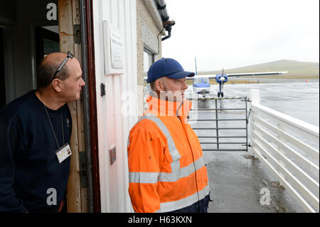 Tingwall Flughafen Shetland die Inselbewohner Ebenen verläuft, die Menschen zwischen den entfernten äußeren Inseln der Shetland Fähre Stockfoto