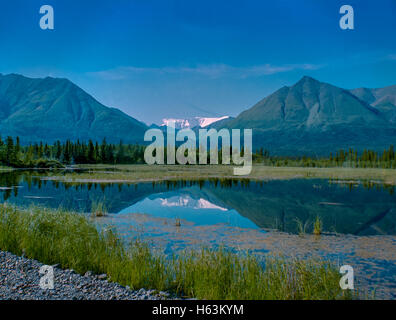 Blick auf die Berge des Wrangell-St. Elias spiegelt sich in einem See Stockfoto