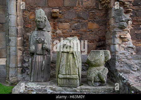 Die geschnitzten Steinfigur von Bischof Innes in den Ruinen der Kathedrale von Elgin, Moray, Schottland, UK. Stockfoto