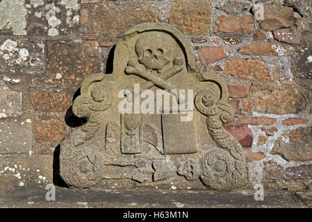 Grabstein zeigt Symbole der Sterblichkeit auf dem Friedhof der Kathedrale von Elgin, Moray, Schottland, UK Stockfoto