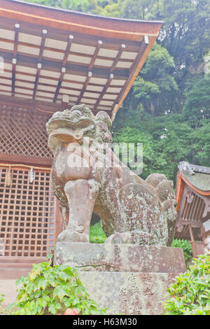 Komainu Löwe-Hund Wächter Statue in Ujigami-Shinto-Schrein in Uji City in der Nähe von Kyoto Stockfoto