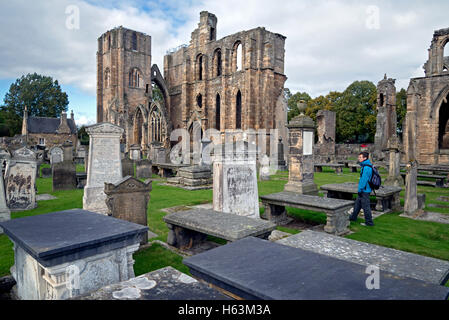 Ein Besucher geht durch den Friedhof von Elgin Cathedral in Elgin, Morayshire, Schottland, Vereinigtes Königreich. Stockfoto