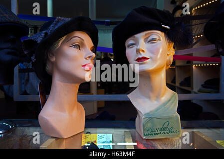 Vintage Kopf Mannequins im Fenster der Fabhatrix Hutgeschäft in Grassmarket, Edinburgh, Schottland, Großbritannien. Stockfoto