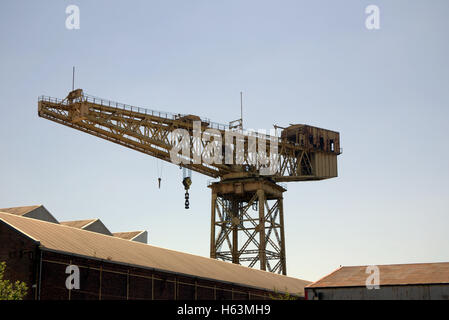 Clyde Titan, Kranarbeiten Whiteinch Crane neben einem Schrottplatz und sich neben einem denkmalgeschützten Gebäude der ehemaligen Diesel Glasgow Stockfoto