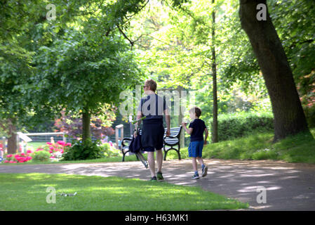 Vater und Sohn zu Fuß in Glasgow Kelvingrove Park enthält die Universität und das Museum in der Parkanlage Stockfoto