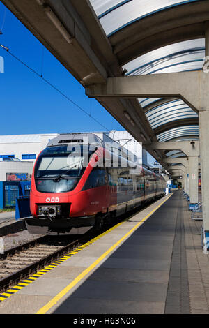 ÖBB (österreichische Bundesbahnen oder O.B.B.) Vorortbahn in der Station in Bratislava in der Slowakei. Stockfoto