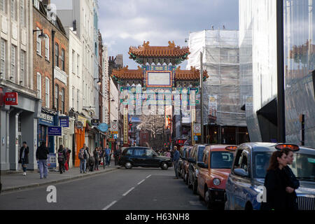 LONDON, ENGLAND - 16. JULI 2016. Chinatown Chinatown bietet viele Restaurants, Bäckereien und Souvenir-Shops in der Nähe von Gerrard Street Stockfoto