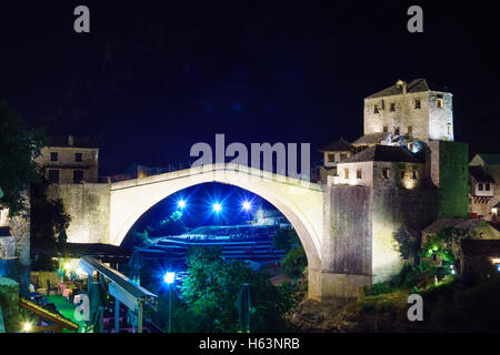 Die Altstadt und die restaurierte alte Brücke (Stari Most) in der Nacht, in Mostar, Bosnien und Herzegowina Stockfoto