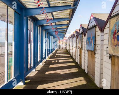 HERNE BAY, GROßBRITANNIEN - 18. OKTOBER 2016.  Ein Blick entlang der typisch englische viktorianische Seaside Stil Pier an einem hellen Wintertag. Am Strand Stockfoto