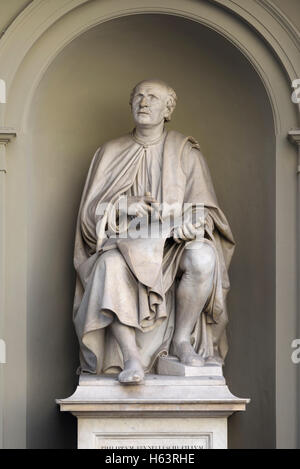 Florenz. Italien. Statue des Architekten Filippo Brunelleschi (1377-1446), auf der Piazza del Duomo. Stockfoto