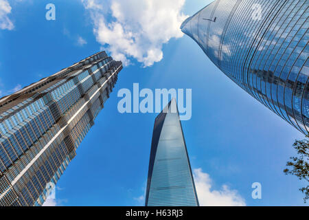 Drei Hochhäuser Überlegungen stellen Muster und Designs Liujiashui Financial District Shanghai China.  Shanghai Tower Stockfoto