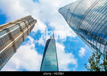 Drei Hochhäuser Bäumen Überlegungen stellen Muster und Designs Liujiashui Financial District Shanghai China.  Shanghai Tower Stockfoto