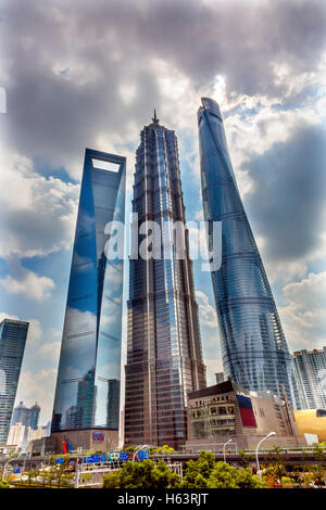 Drei Hochhäuser Überlegungen stellen Muster und Designs Liujiashui Financial District Shanghai China.  Shanghai Tower Stockfoto