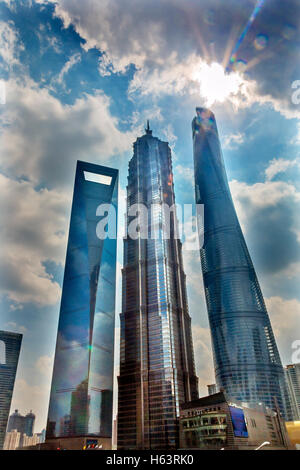 Drei Hochhäuser Sun Flare Rainbow Überlegungen stellen Muster und Designs Liujiashui Financial District Shanghai China. Stockfoto